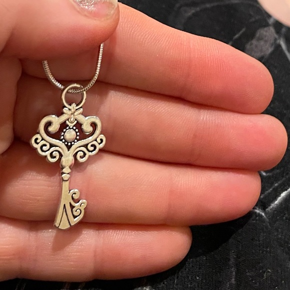 926 - 24 Inch Silver Key Pendant Chain - Picture 2 of 3